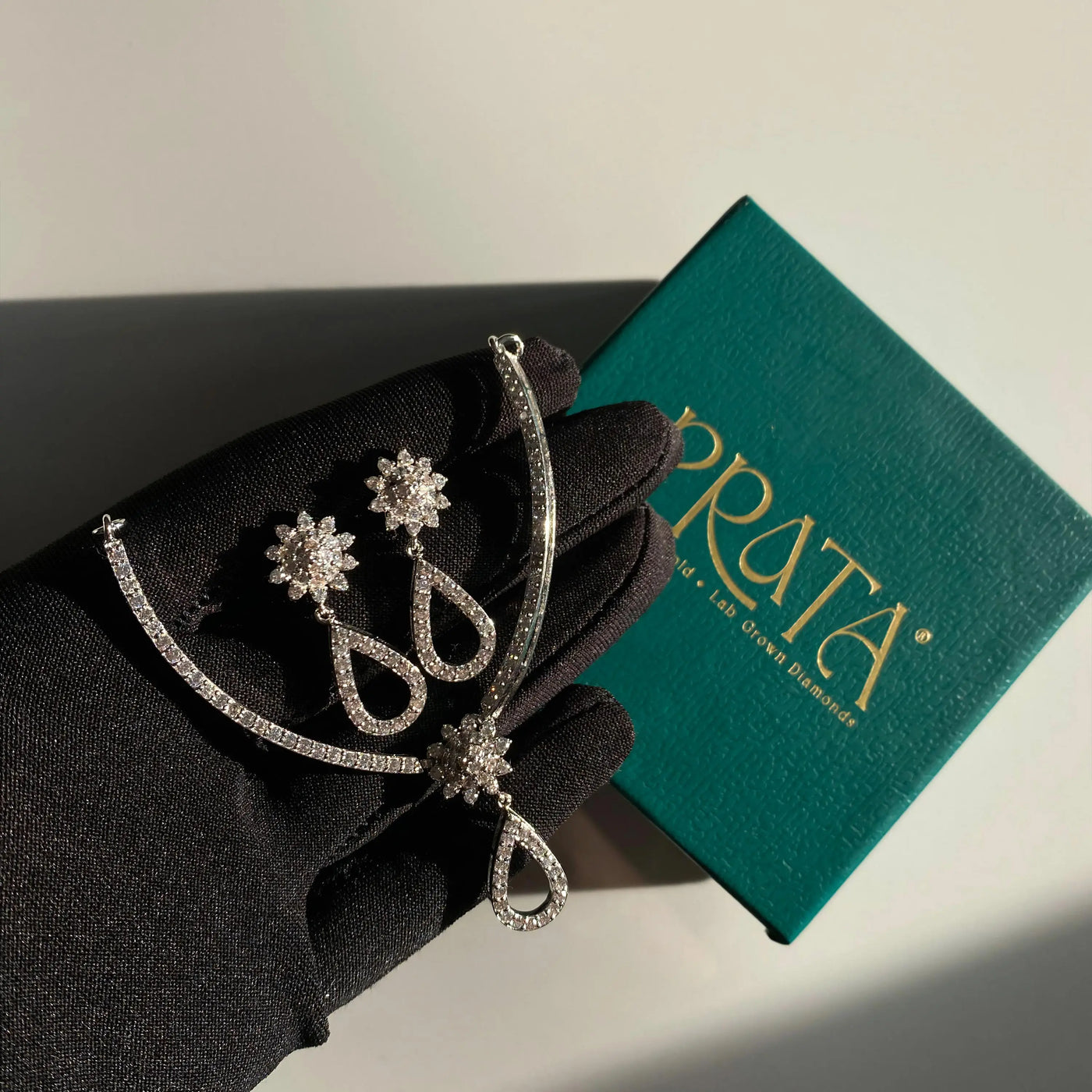 Half_moon_pendant_set_with-Prata-box