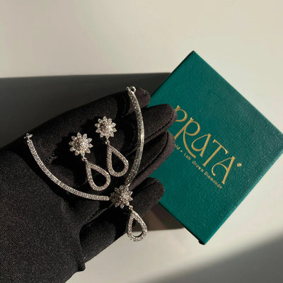 Half_moon_pendant_set_with-Prata-box